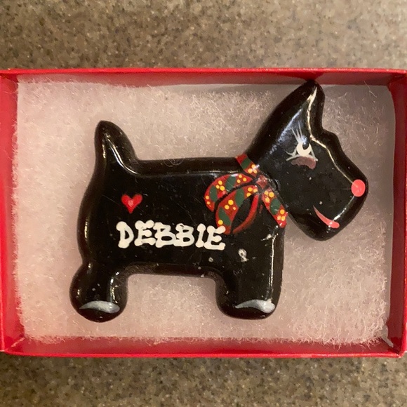 Folk Art Scottie Dog Pin "Debbie" - Picture 1 of 3